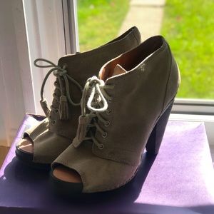 Open toe booties. Super cute for fall! 🍁🍂